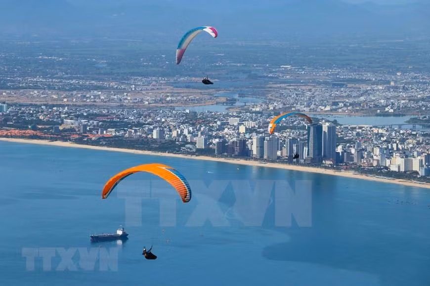 Con ese deporte, los atletas pueden disfrutar del impresionante paisaje del mar, las montañas y la naturaleza con una vista panorámica desde arriba. (Foto: VNA)
