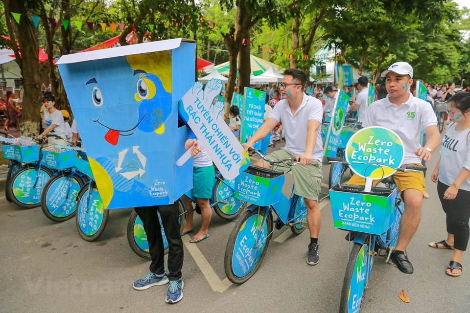 En la mañana del 23 de junio, los residentes de Ecopark asistieron a la campaña “Cero desperdicio”. (Foto: VNA)