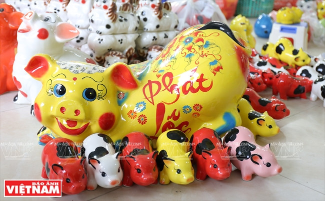 Diferentes tamaños y diseños de cerdos, uno de los símbolos de prosperidad. (Fuente: VNA)
