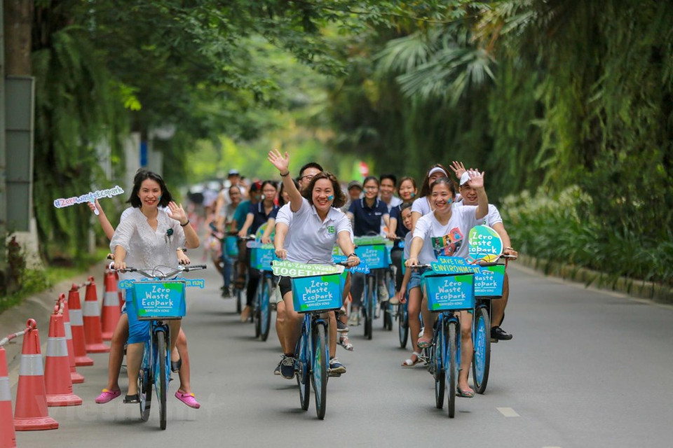 Desde acciones muy simples como negarse a usar pajitas y bolsas pláticas, traer una taza para comprar bebidas, bolsa o caja para comprar comida para evitar el uso de productos plásticos. (Foto: VNA)