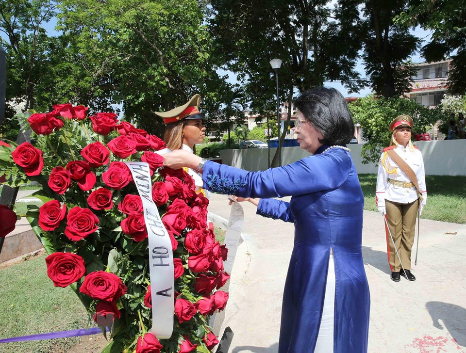 La vicepresidenta Dang Thi Ngoc Thinh y la delegación vietnamita depositan ofrenda floral en el monumento al presidente Ho Chi Minh. (Foto: VNA)