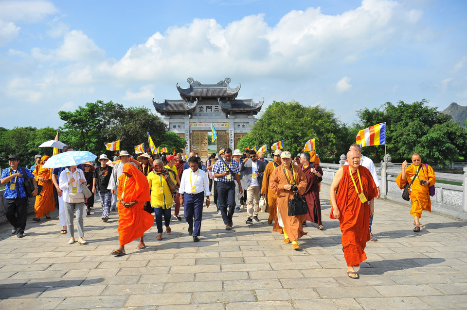 Una delegación extranjera, participante del Día de Vesak 2019, visita el conjunto de la pagoda Bai Dinh, en la provincia de Ninh Binh. (Fuente: VNA)