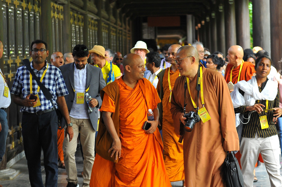 Una delegación extranjera, participante del Día de Vesak 2019, visita el conjunto de la pagoda Bai Dinh, en la provincia de Ninh Binh. (Fuente: VNA)