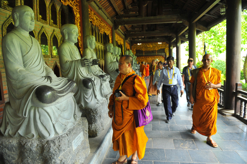 Una delegación extranjera, participante del Día de Vesak 2019, visita el conjunto de la pagoda Bai Dinh, en la provincia de Ninh Binh. (Fuente: VNA)