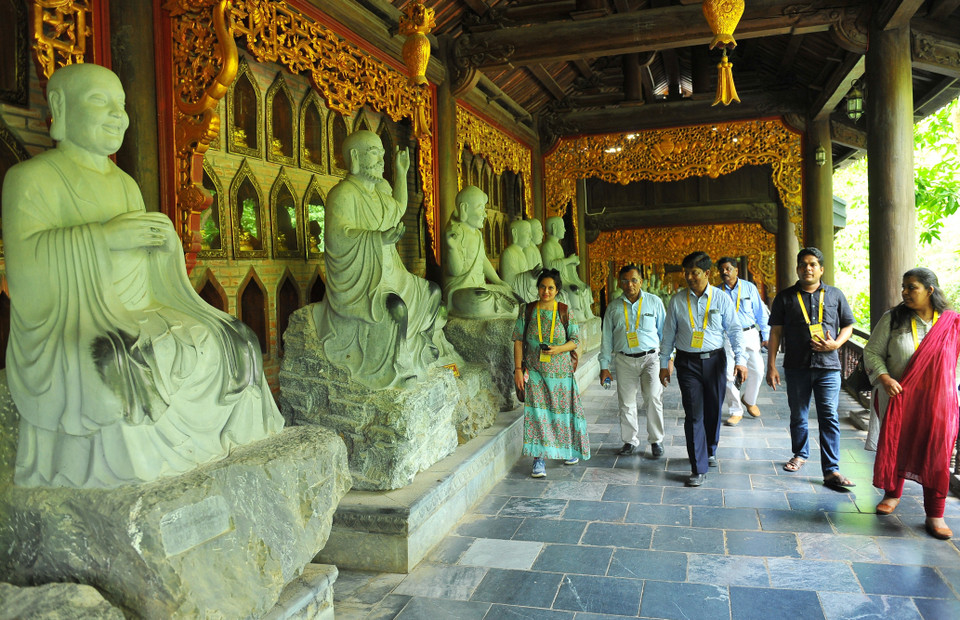 Una delegación extranjera, participante del Día de Vesak 2019, visita el conjunto de la pagoda Bai Dinh, en la provincia de Ninh Binh. (Fuente: VNA)