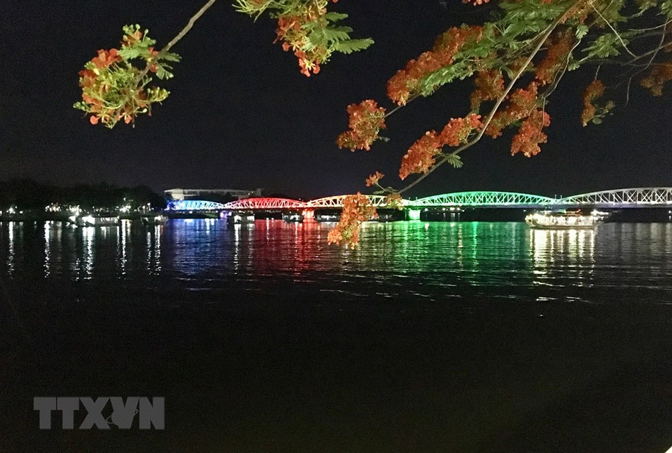 El río Perfume y el puente Trang Tien en la noche. (Foto: VNA)