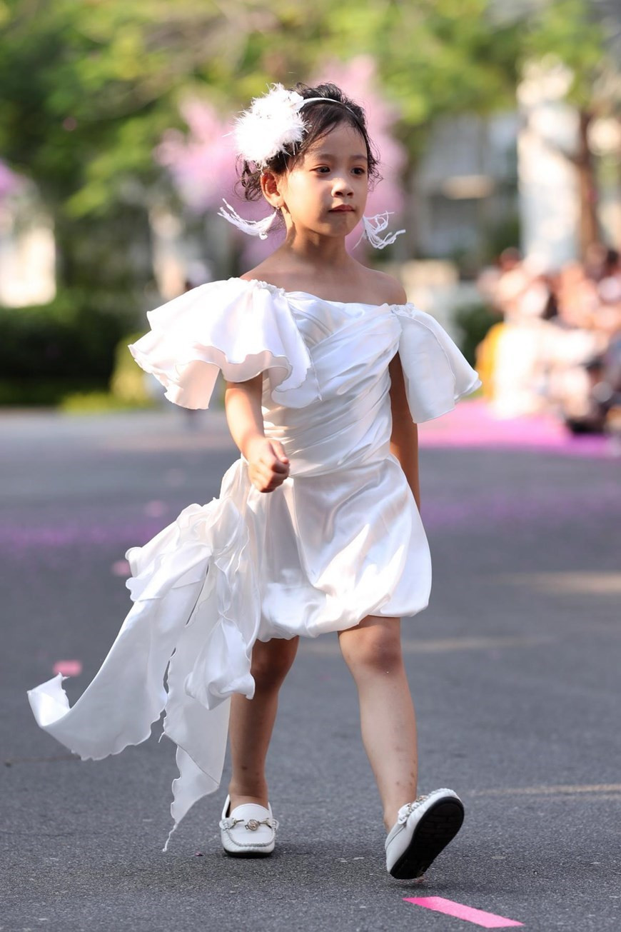 Los colores pastel como rosado, así como amarillo y verde son los tonos principales de la colección. (Foto: VNA)