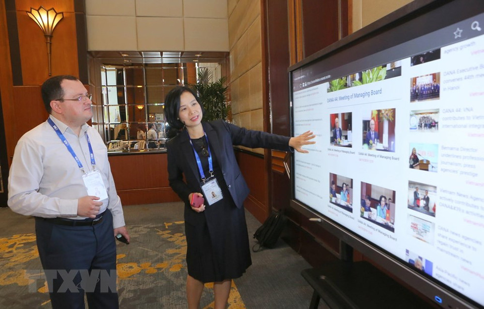 Vicedirectora general de la VNA, Vu Viet Trang, con delegado de la reunión. (Fuente: VNA)