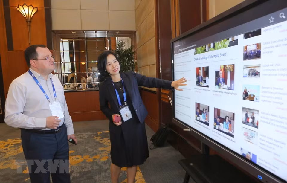 Vicedirectora general de la VNA, Vu Viet Trang, con delegado de la reunión. (Fuente: VNA)