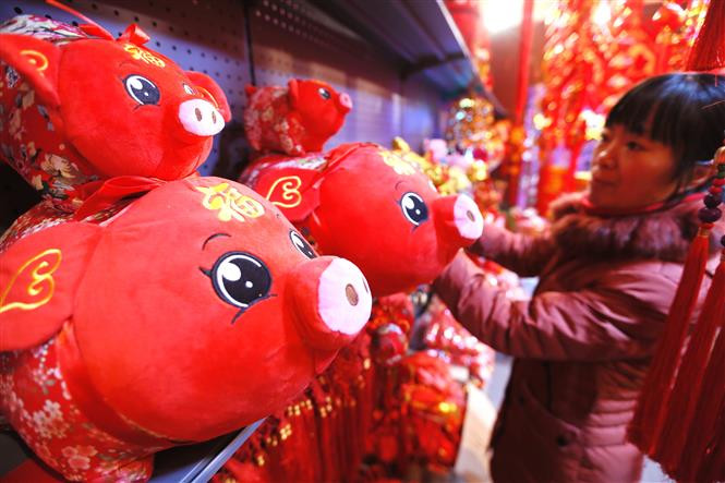 Ventas de decoraciones de con imágenes de cerdos en Jinan, provincia china de Shan Dong, en ocasión del Nuevo Año Lunar. (Fuente: Xinhua/VNA)