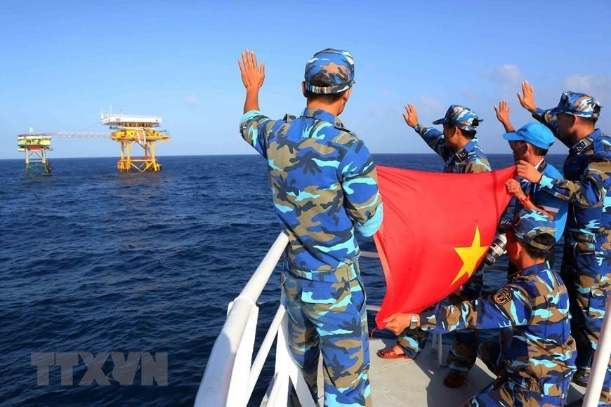La delegación de la Región Naval 2 visita a los soldados que realizan tareas en la plataforma DK1. (Foto: VNA)