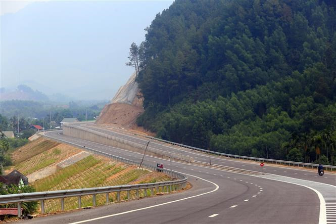 La autopista de 77 kilómetros se inicia en la ciudad de La Son, distrito de Phu Loc, provincia de Thua Thien-Hue, y termina en la intersección con la autopista Da Nang - Quang Ngai, en Tuy Loan, ciudad de Da Nang (Foto: VNA)