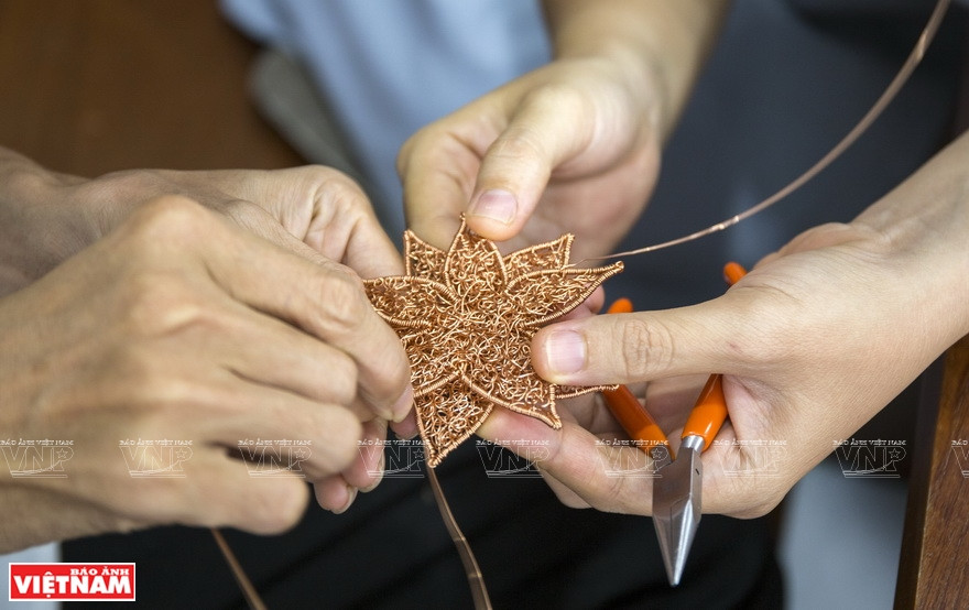 Los trabajadores en su taller son discapacitados. (Fuente: VNA)