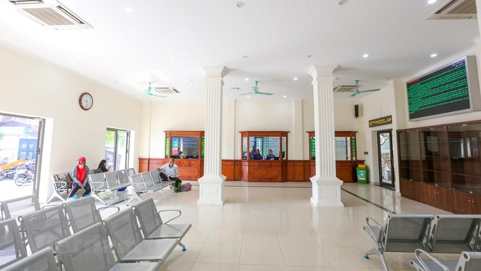 La estación Long Bien ha estado en funcionamiento desde 1902. Durante casi 120 años, todos los días recibe alrededor de 28 trenes de ida y vuelta. (Foto: VNA)