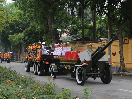 El coche fúnebre lleva el ataúd del ex presidente Le Duc Anh en las calles de Hanoi. (Foto: VNA)