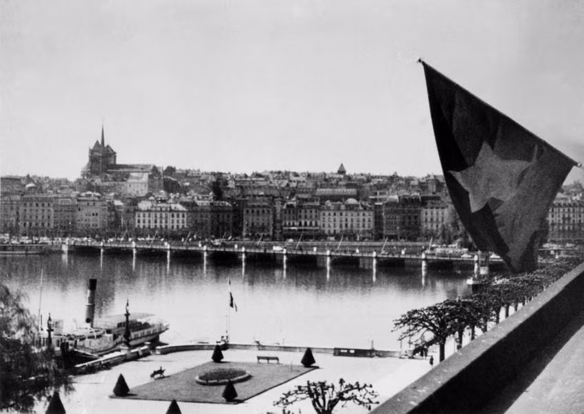 La bandera vietnamita de color rojo con la estrella dorada en el medio, colgada en la sede de la misión de la República Democrática de Vietnam en Ginebra, en 1954. 