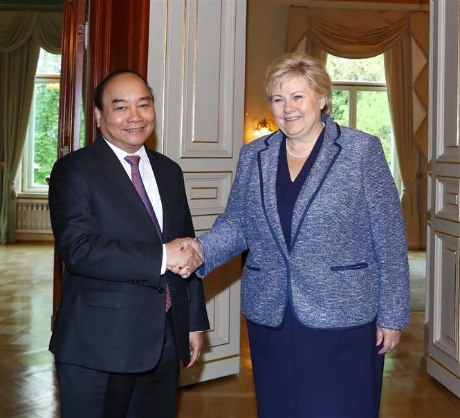 La primera ministra noruega, Erna Solberg, da la bienvenida al primer ministro vietnamita, Nguyen Xuan Phuc. (Foto: VNA)