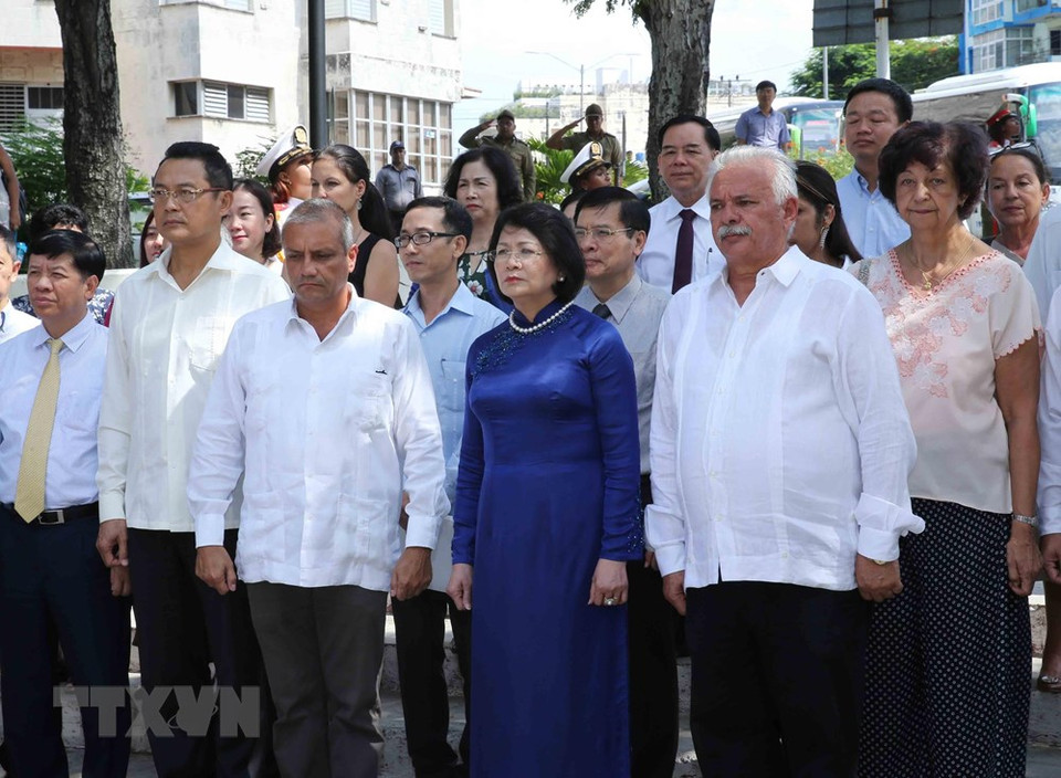 La vicepresidenta Dang Thi Ngoc Thinh y la delegación vietnamita depositan ofrenda floral en el monumento al presidente Ho Chi Minh. (Foto: VNA)
