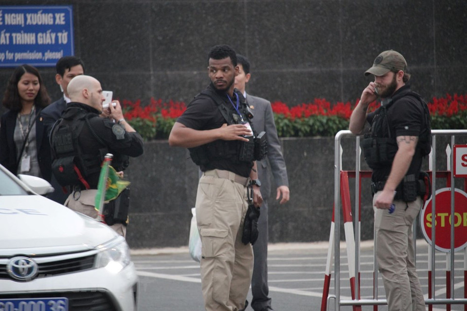 Agentes estadounidenses en el aeropuerto internacional Noi Bai para la llegada de Donald Trump. (Foto: Vietnam +)