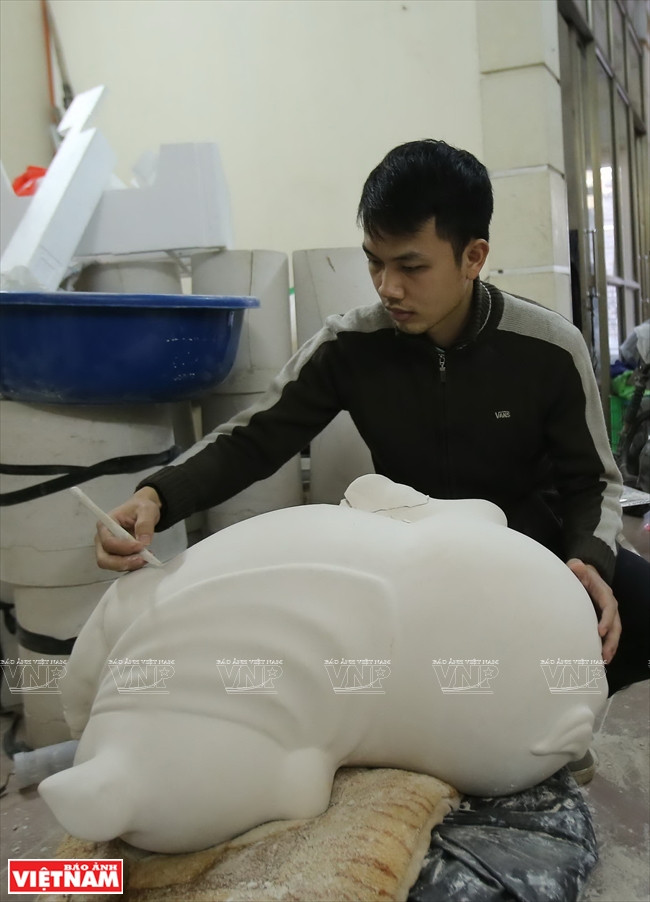 Diferentes tamaños y diseños de cerdos, uno de los símbolos de prosperidad. (Fuente: VNA)