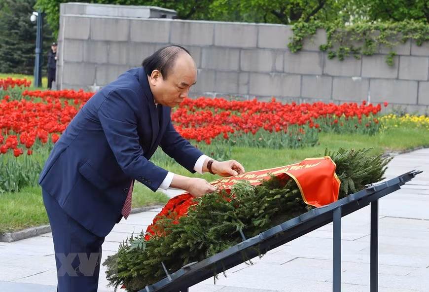 El primer ministro Nguyen Xuan Phuc y la delegación vietnamita depositan una ofrenda floral en el cementerio Piskaryovskoye en San Petersburgo (Foto: VNA)
