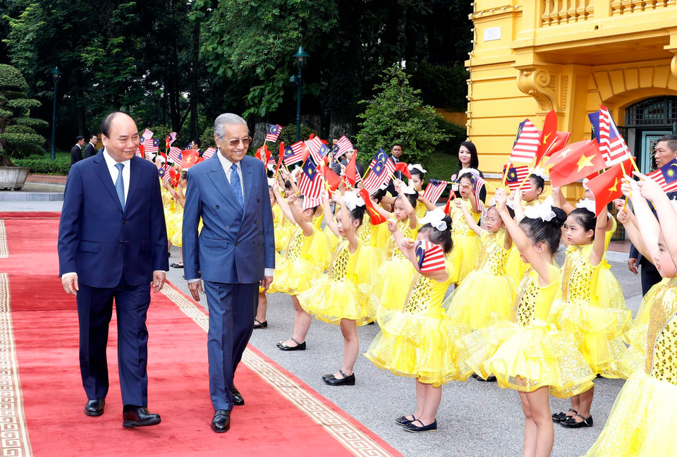 Primer ministro vietnamita, Nguyen Xuan Phuc, y su par malasio, Mahathir Mohamad, en la ceremonia de bienvenida en Hanoi (Fuente: VNA)