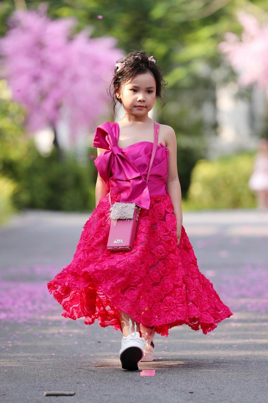 Los colores pastel como rosado, así como amarillo y verde son los tonos principales de la colección. (Foto: VNA)