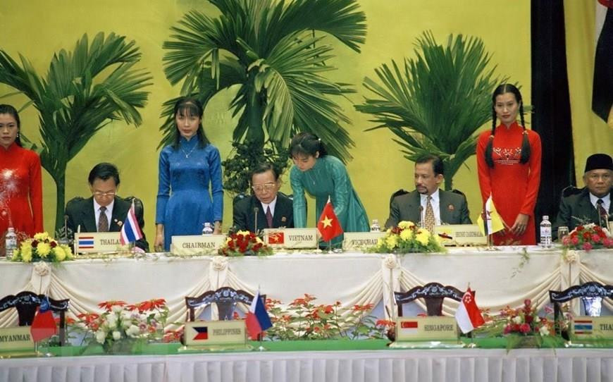 El primer ministro Phan Van Khai y los jefes de delegaciones firman la Declaración de Hanoi en la VI Cumbre de la ASEAN en la capital vietnamita, del 15 al 16 de diciembre de 1998. (Foto: VNA)