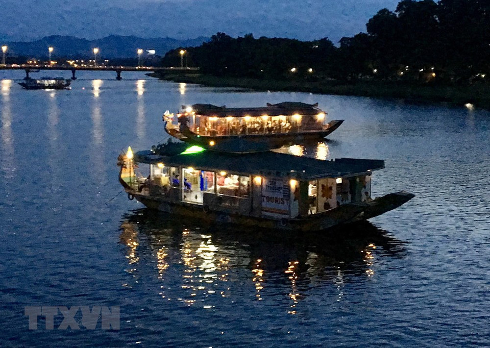 El río Perfume y el puente Trang Tien en la noche. (Foto: VNA)
