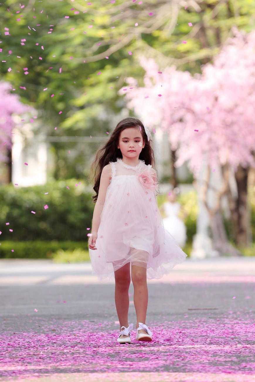 Los colores pastel como rosado, así como amarillo y verde son los tonos principales de la colección. (Foto: VNA)