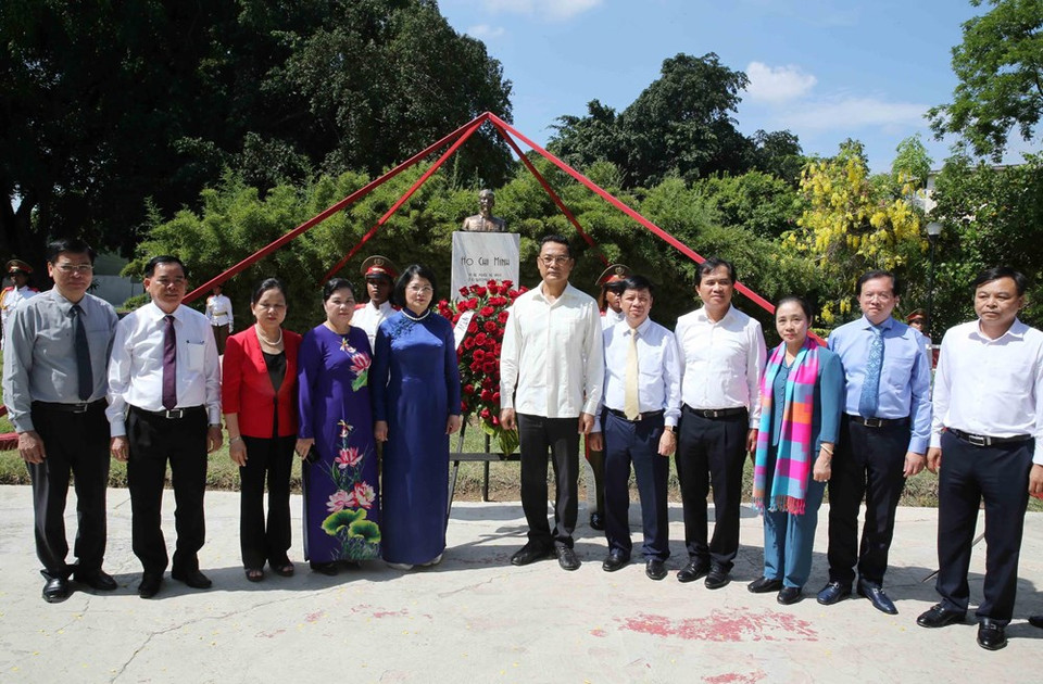 La vicepresidenta Dang Thi Ngoc Thinh y la delegación vietnamita depositan ofrenda floral en el monumento al presidente Ho Chi Minh. (Foto: VNA)