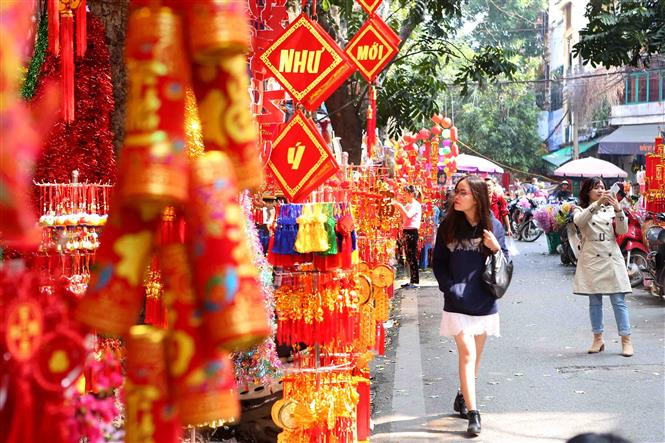 Los capitalinos compran productos de Tet en la calle Hang Ma. (Fuente: VNA)