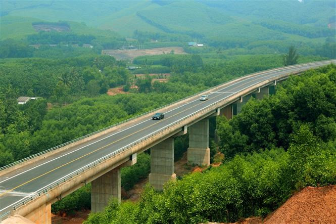 La autopista de 77 kilómetros se inicia en la ciudad de La Son, distrito de Phu Loc, provincia de Thua Thien-Hue, y termina en la intersección con la autopista Da Nang - Quang Ngai, en Tuy Loan, ciudad de Da Nang (Foto: VNA)