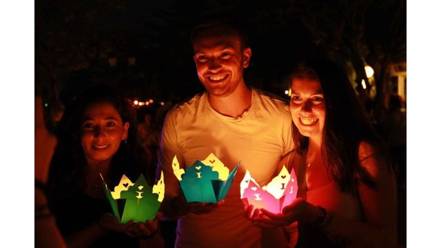 Turistas extranjeros, que visitan Hoi An por primera vez, se sorprenden de la tradición de lanzamiento de faroles a lo largo de ambas orillas del río Hoai.