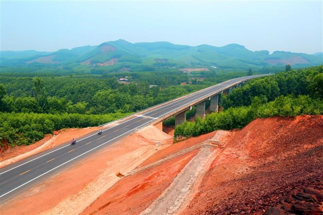 La autopista de 77 kilómetros se inicia en la ciudad de La Son, distrito de Phu Loc, provincia de Thua Thien-Hue, y termina en la intersección con la autopista Da Nang - Quang Ngai, en Tuy Loan, ciudad de Da Nang (Foto: VNA)