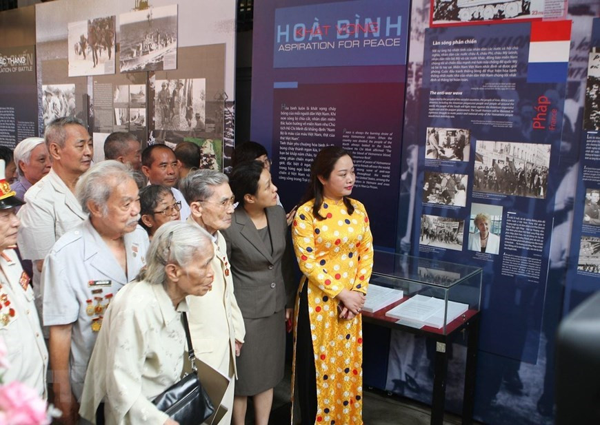 La exposición cuenta las historias de la lucha heroica del pueblo vietnamita desde 1954 hasta 1975 (Foto: VNA)