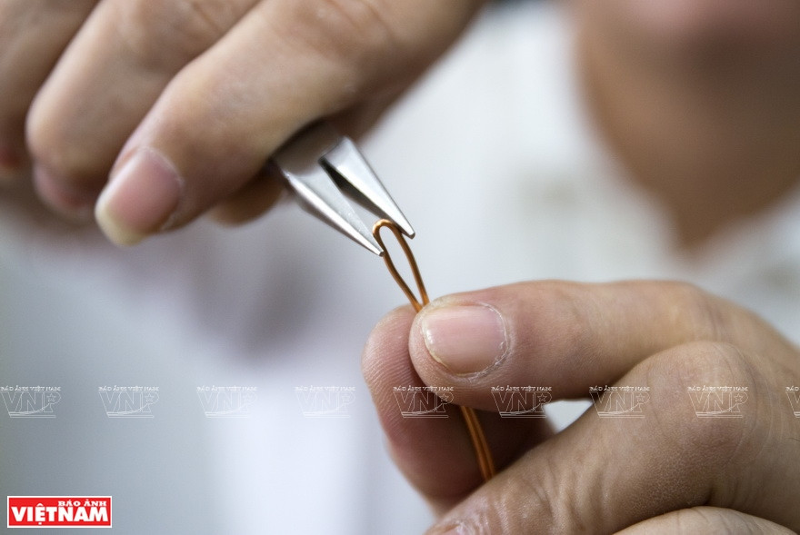 Los trabajadores en su taller son discapacitados. (Fuente: VNA)