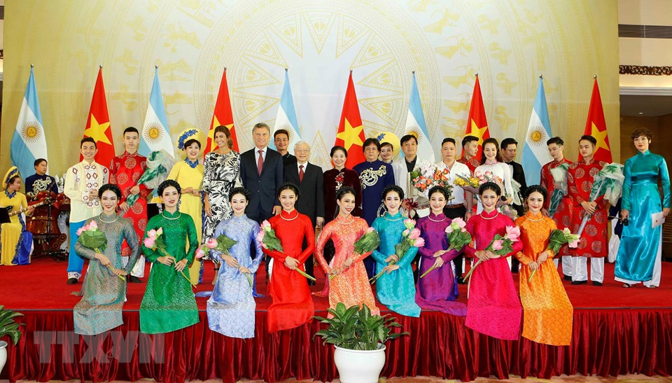 El presidente de Argentina, Mauricio Macri, y su esposa, Juliana Awada, tocan instrumentos musicales típicos de Vietnam. (Fuente: VNA)