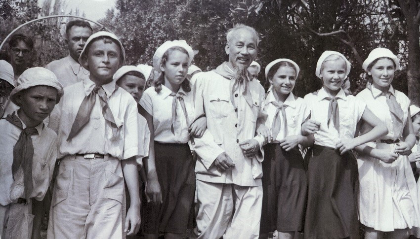 Presidente Ho Chi Minh y los niños soviéticos en el campamento internacional de verano Artek, en la península de Crimea, el 23 de agosto de 1957. (Foto: TASS/VNA)