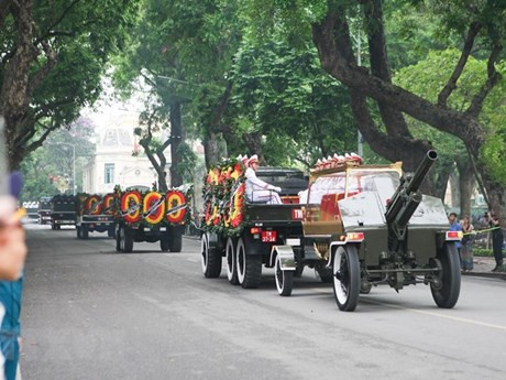 El coche fúnebre lleva el ataúd del ex presidente Le Duc Anh en las calles de Hanoi. (Foto: VNA)