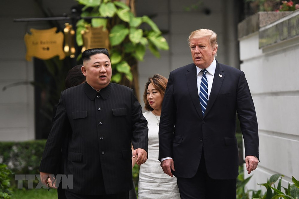 Presidente estadounidense, Donald Trump, y el líder norcoreano, Kim Jong-un, en el hotel Sofitel Legend Metropole Hanoi antes de la reunión ampliada el 28 de febrero de 2019, en marco de la segunda Cumbre EE.UU.-RPDC. (Fuente: VNA)