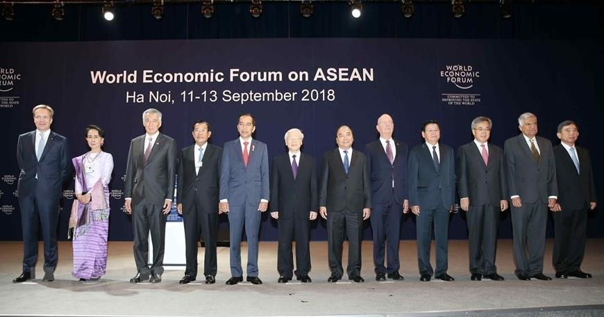 El secretario general del Partido Comunista de Vietnam, Nguyen Phu Trong, el primer ministro Nguyen Xuan Phuc, presidente del Foro Económico Mundial (FEM), Klaus Schwab, y jefes de delegación en la ceremonia de apertura de WEF-ASEAN 2018 en Hanoi, el 12 de septiembre de 2018. (Foto: VNA)
