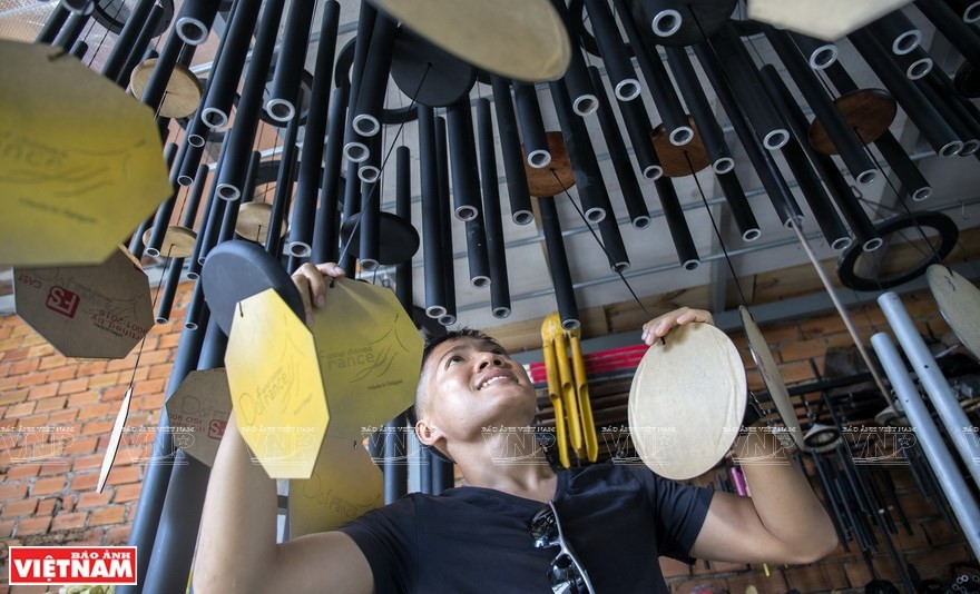 Duc Tran le da hermosos nombres a sus campanas de viento, incluidos Vega, Júpiter y Great Water (Foto: VNA)