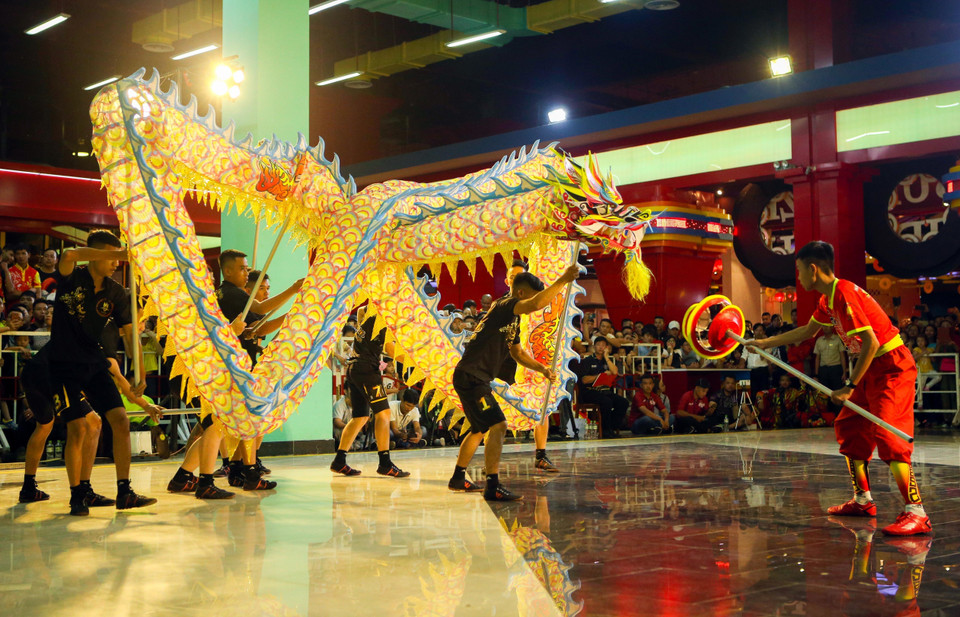 Danzas de dragón en ciudad litoral de Da Nang