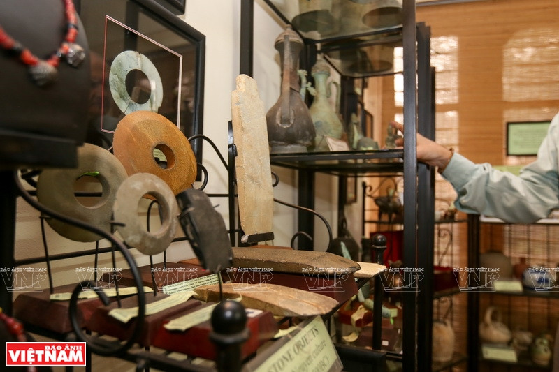 Actualmente, la sala de exhibición de Mark Rapoport tiene más de mil objetos antiguos de minorías étnicas de Vietnam. (Foto: VNA)