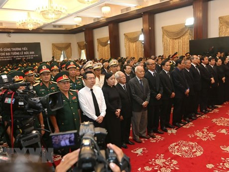 Representantes de ministerios, entidades, organizaciones sociales rinden el homenaje póstumo a Le Duc Anh. (Foto: VNA)