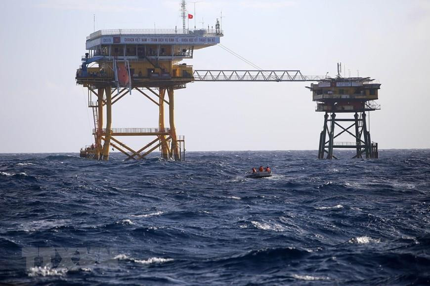 Las mercancías se transportan en botes a la plataforma. (Foto: VNA)