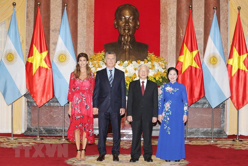 El secretario general del Partido Comunista y presidente de Vietnam, Nguyen Phu Trong, y mandatario de la República Argentina, Mauricio Macri, acompañados por sus respectivas esposas en la ceremonia oficial de bienvenida. (Fuente: VNA)