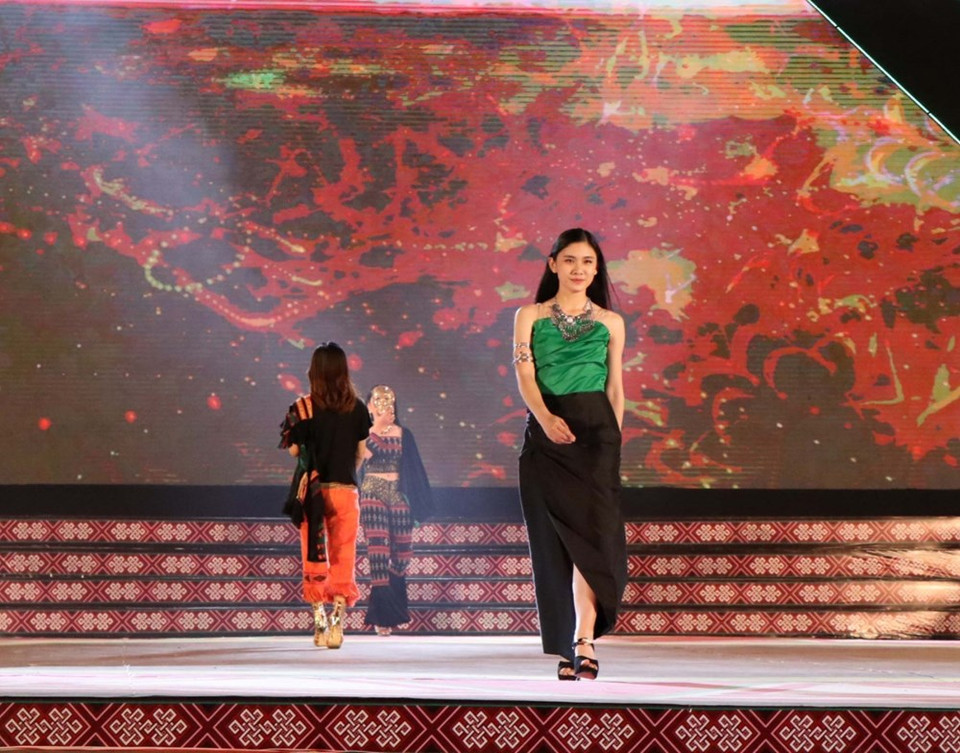 Desfile de moda en el Festival de Brocado en Dak Nong. (Fuente:VNA)