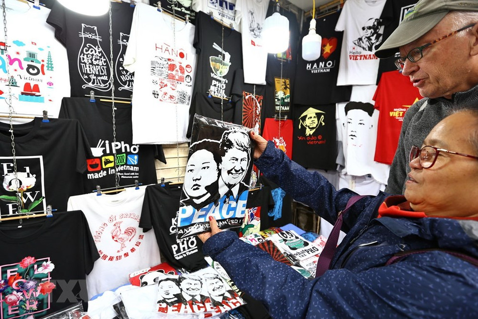 Se venden muy bien las camisetas con imágenes del presidente estadounidense, Donald Trump, y el líder norcoreano, Kim Jong-un, en la calle Hang Bong, en Hanoi. (Foto: VNA)